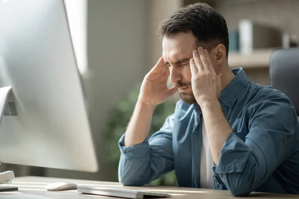 Müder Junger Freelancer Guy Mit Kopfschmerzen Bei Der Arbeit Home — Stockfoto