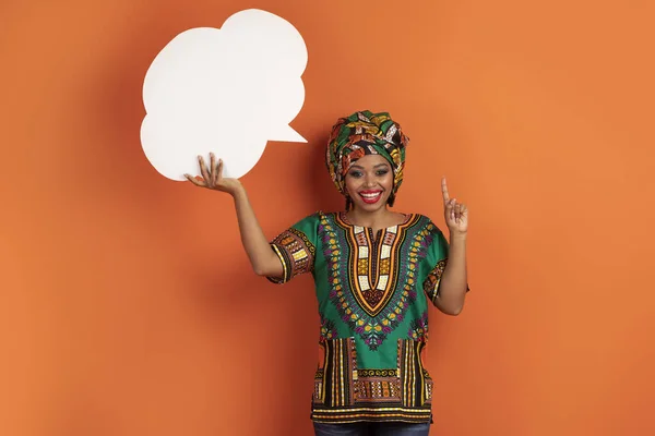 Kafasında Turuncu Stüdyo Arka Planında Boş Sohbet Balonu Olan Afrikalı — Stok fotoğraf
