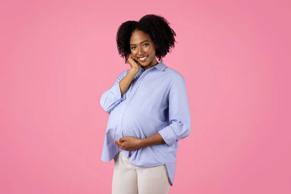 Pozitivní Tisícileté Africké Americké Kudrnaté Těhotné Ženy Dotýkají Velkého Břicha — Stock fotografie