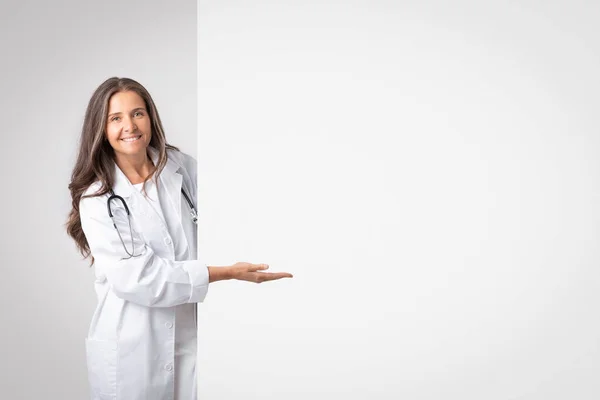 Consejo Del Servicio Medicina Mujer Sonriente Doctora Abrigo Blanco Apuntando —  Fotos de Stock