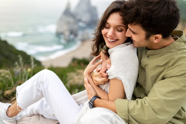 Romantico Abbraccio Sul Mare Felice Giovane Coppia Che Abbraccia Sorride — Foto Stock