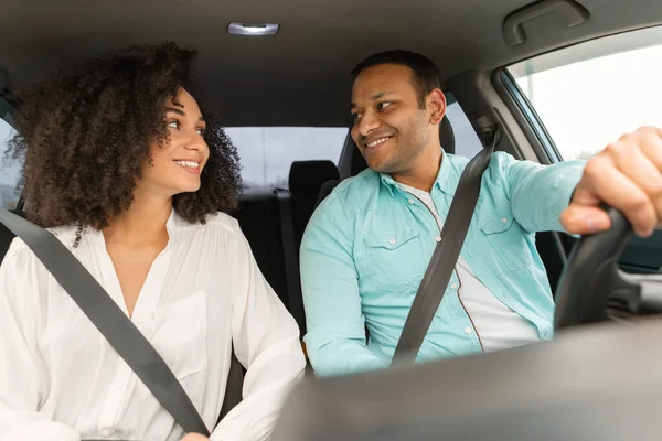 Auto Reizen Glimlachende Jonge Arabische Echtpaar Man Vrouw Poseren Auto — Stockfoto