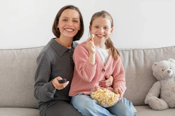 Positive Millennial Caucasian Woman Teenager Daughter Eating Popcorn Watching Sofa — Stock Photo, Image