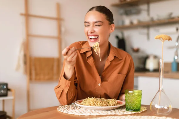 Italian Inspiration Happy Young European Woman Enjoying Freshly Cooked Pasta — Stock Photo, Image