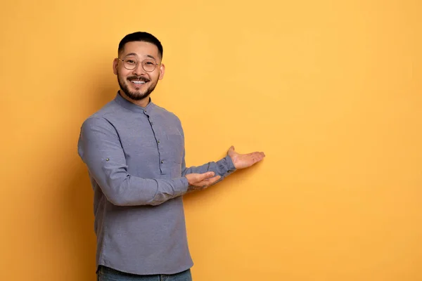Подивіться Щасливий Молодий Азіатський Чоловік Вказує Копіювати Простір Двома Руками — стокове фото