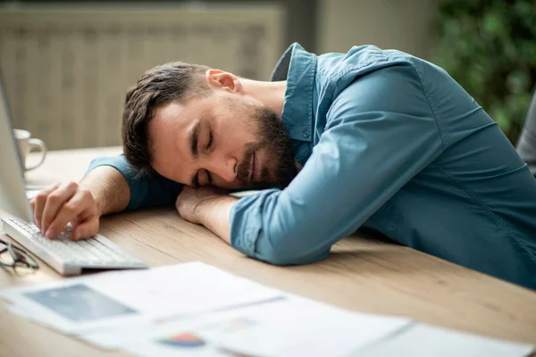 Retrato Joven Empleado Oficina Cansado Que Duerme Lugar Trabajo Millennial —  Fotos de Stock