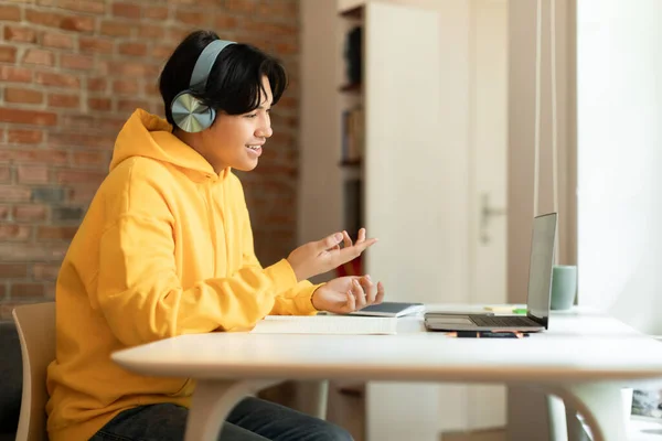 Menino Estudante Coreano Conversando Com Laptop Fazendo Chamada Vídeo Durante — Fotografia de Stock
