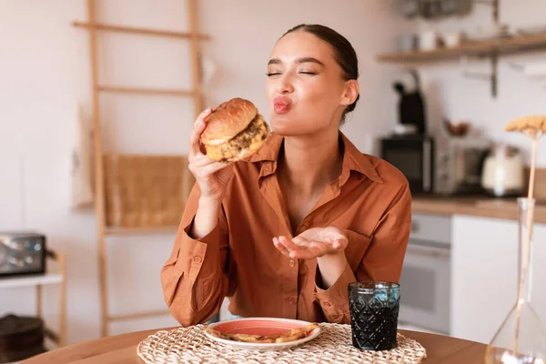 Szybkie Żarcie Domu Podekscytowana Młoda Kobieta Ciesząca Się Aromatycznym Burgerem — Zdjęcie stockowe