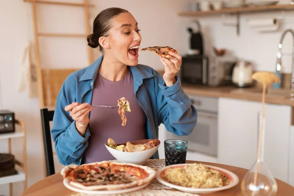 Očekávané Rozkoše Hladová Těhotná Žena Pizzu Salát Touží Nezdravém Jídle — Stock fotografie