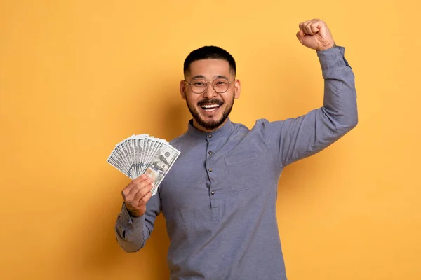 Hombre Asiático Alegre Sosteniendo Dolar Efectivo Mano Celebrando Éxito Feliz — Foto de Stock