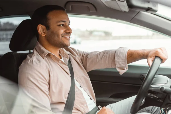 Glücklicher Arabischer Fahrer Lässigem Outfit Genießt Sein Neues Auto Fahren — Stockfoto