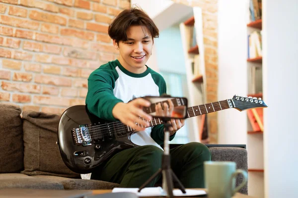Internet Music Influencer Китайский Мальчик Подросток Записывает Сеанс Гитары Телефону — стоковое фото