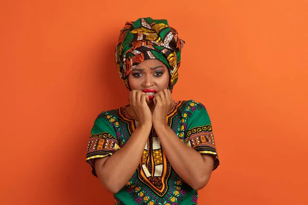 Asustada Mujer Negra Atractiva Asustada Usando Colorido Disfraz Africano Haciendo — Foto de Stock