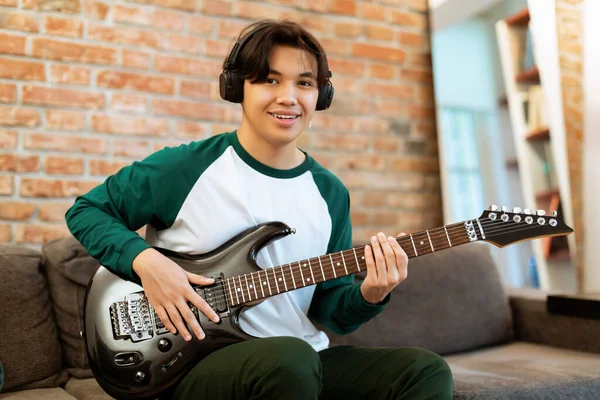 Lezioni Musica Positivo Coreano Giovanissima Guy Mastering Elettrico Chitarra Sorridente — Foto Stock