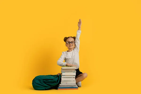Schattig Klein Nerdy Schoolmeisje Zitten Met Stapel Boeken Raising Hand — Stockfoto