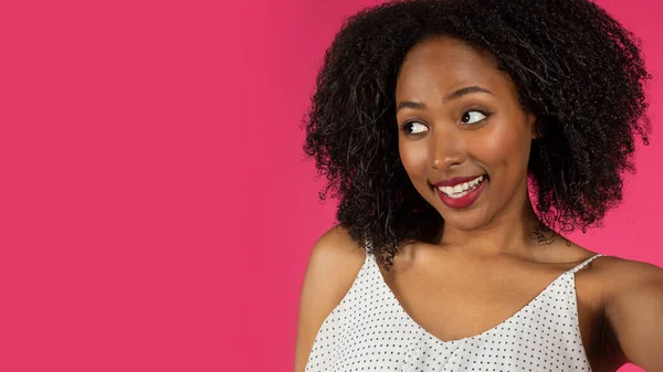 Blij Glimlachende Millennial Zwarte Dame Student Kijken Naar Kopieerruimte Genieten — Stockfoto