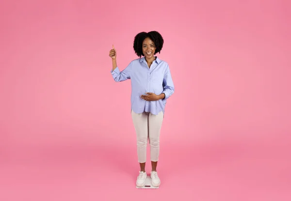 Happy Millennial Afrikaanse Amerikaanse Krullende Zwangere Vrouw Met Grote Buik — Stockfoto