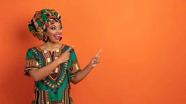 Heyecanlı Mutlu Mutlu Bin Yıllık Geleneksel Afrikalı Kostümlü Siyahi Kadın — Stok fotoğraf
