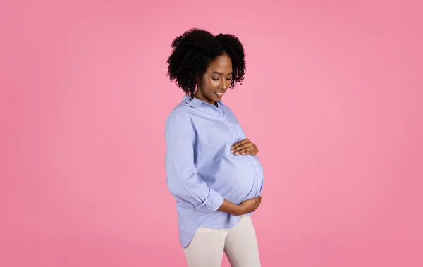 Leende Tusenåriga Afrikanska Lockigt Gravid Kvinna Casual Vidröra Stora Magen — Stockfoto