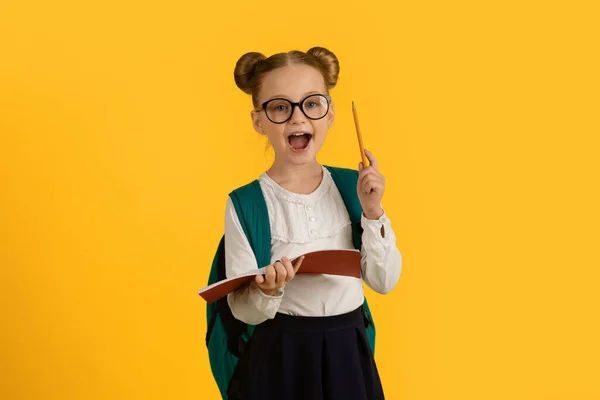 Geweldig Idee Spannend Schoolmeisje Holding Book Pencil Slimme Kleine Vrouwelijke — Stockfoto