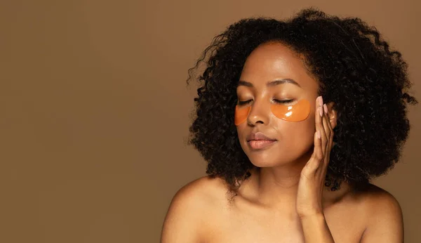 肉感的非裔美国千年女性 有着浓密的头发和完美的甚至健康的皮肤 用褐色背景隔离的眼斑 复制空间 护肤和温泉治疗 网页横幅 — 图库照片