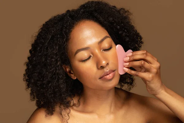 Alegre Sensual Mujer Afroamericana Milenaria Bastante Semidesnuda Usando Piedra Rosa —  Fotos de Stock