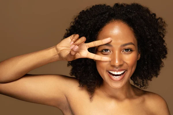 Tratamento Beleza Envelhecimento Feliz Positivo Semi Nua Bela Senhora Negra — Fotografia de Stock
