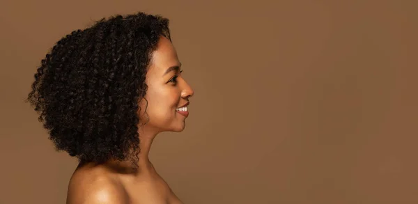 Tratamento Beleza Alegre Sorrindo Seminua Atraente Jovem Senhora Negra Com — Fotografia de Stock