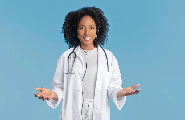 Glückliche Junge Afrikanisch Amerikanische Lockige Ärztin Weißem Mantel Hält Leeren — Stockfoto