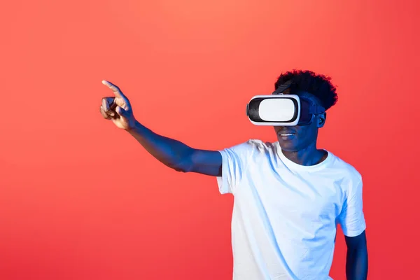Тисячолітній Афроамериканець Білій Футболці Одягнений Високотехнологічні Окуляри Розумних Дивиться Відео — стокове фото