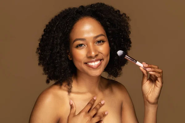 Alegre Bonita Mujer Negra Medio Desnuda Sosteniendo Cepillo Maquillaje Sonriendo —  Fotos de Stock