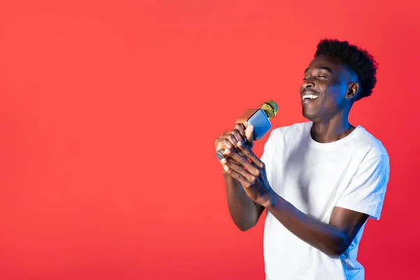 Glad Snygg Begåvad Tusenårig Afrikansk Amerikansk Kille Bär Vit Shirt — Stockfoto