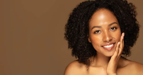 Organikus Környezetbarát Kozmetikumok Pozitív Vonzó Félmeztelen Fiatal Fekete Hölgy Megérinti — Stock Fotó