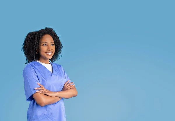 Positiv Selbstbewusste Junge Afrikanisch Amerikanische Krankenschwester Ärztin Blauer Uniform Mit — Stockfoto