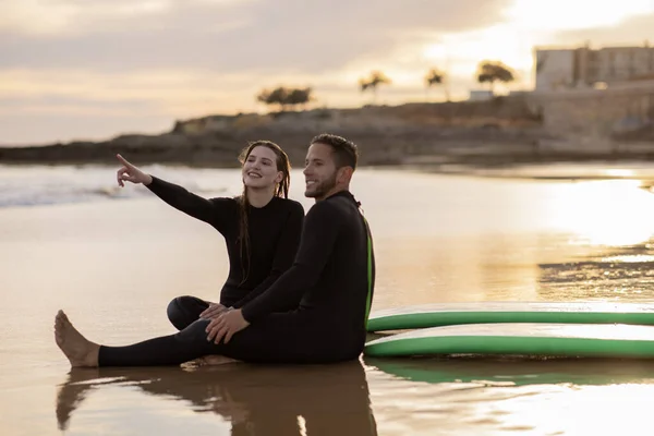 Szczęśliwa Młoda Para Relaksująca Się Plaży Dniu Surfingu Uśmiechnięty Tysiącletni — Zdjęcie stockowe