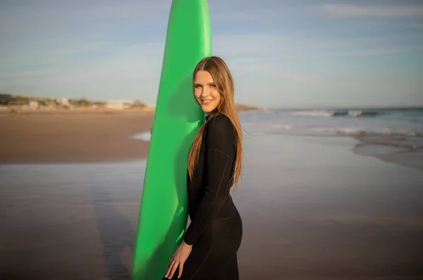 Gün Batımında Kumsalda Sörf Yapan Genç Güzel Bir Sörfçü Kadın — Stok fotoğraf