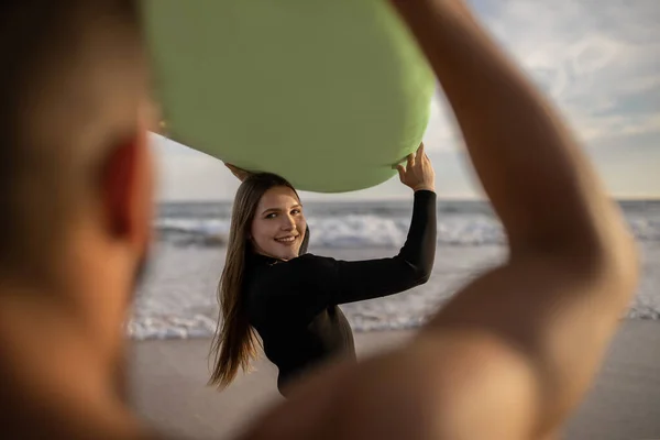 Mutlu Genç Bir Çift Sahilde Sörf Yapıyor Mutlu Bir Milenyum — Stok fotoğraf