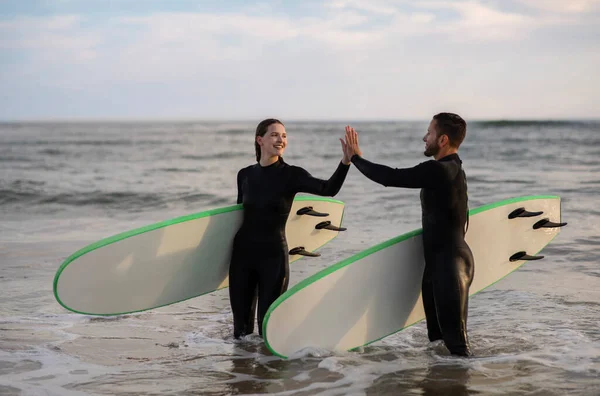 Szczęśliwy Mężczyzna Kobieta Mokrych Garniturach Dając Hight Five Surfowaniu Razem — Zdjęcie stockowe