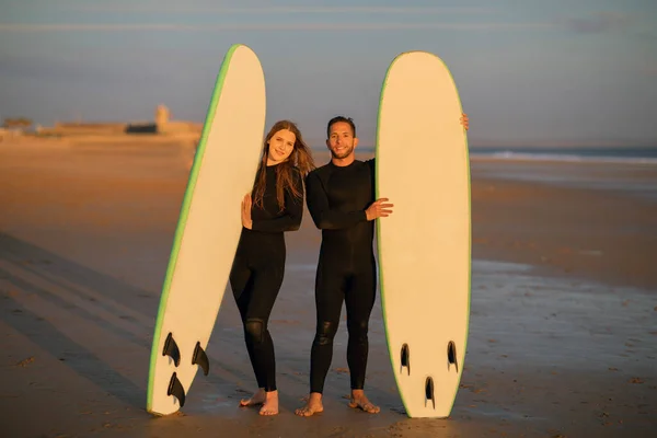 Felice Giovane Coppia Posa Con Loro Tavole Surf Sulla Spiaggia — Foto Stock
