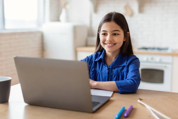 Schattige Brunette Meisje Schooler Poseren Buurt Laptop Leren Online Kijken — Stockfoto