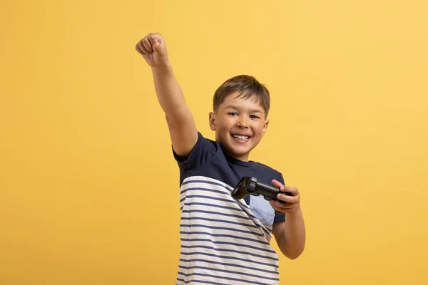 Niño Emocional Camiseta Gamer Mantenga Consola Joystick Para Videojuegos Aislados — Foto de Stock