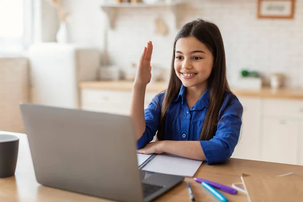 Learning Vrije Tijd Gelukkig Schoolmeisje Zit Aan Balie Met Laptop — Stockfoto