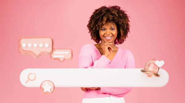 온라인 2018 Smiling African American Lady Standing Web Browsing Bar — 스톡 사진