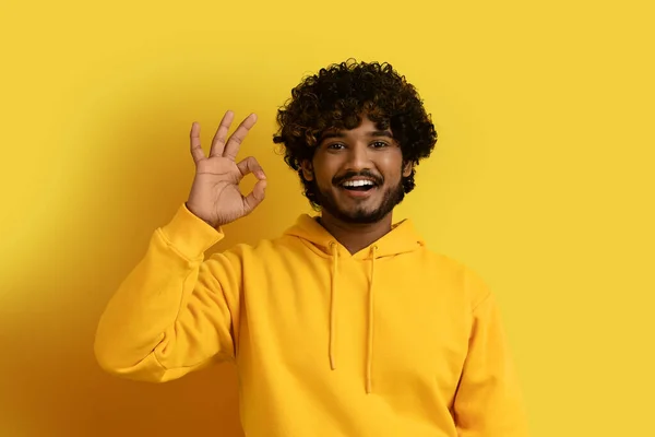 Sarı Kapüşonlu Yakışıklı Kıvırcık Kıvırcık Sarı Kapüşonlu Adam Kameraya Gülümsüyor — Stok fotoğraf