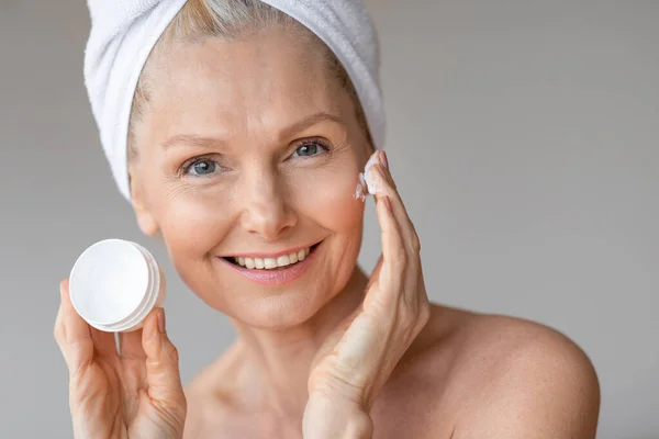 Aged Skincare Routine Happy Aged Woman Applying Moisturizing Cream Face — Stock Photo, Image