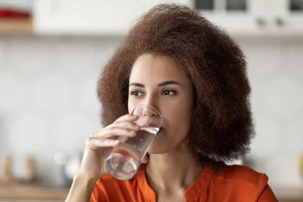 Líquido Saudável Mulher Negra Bonita Bebendo Água Mineral Vidro Cozinha — Fotografia de Stock