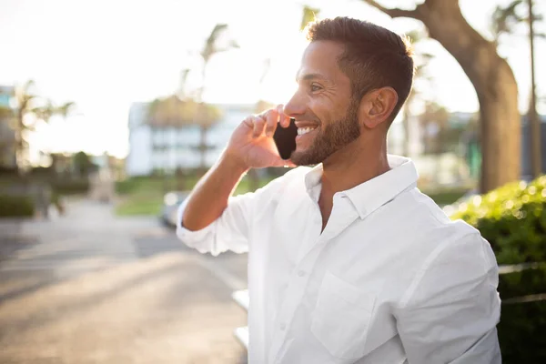 屋外で休憩しながら コピースペースと笑顔を見ながら電話の会話を持つ正式な摩耗で幸せな若いビジネスマン ビジネスコンセプトにおけるコミュニケーション — ストック写真