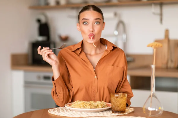 Joyful Culinary Moments Funny Emotional Lady Tasting Delicious Homemade Spaghetti — Stock Photo, Image