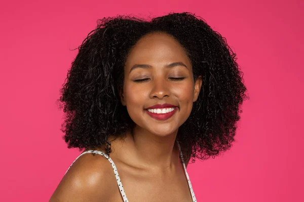 Sorrindo Satisfeito Estudante Mulher Negra Milenar Com Olhos Fechados Desfrutar — Fotografia de Stock