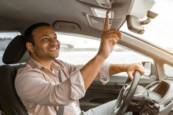 Autofunktionen Seitenansicht Des Fröhlichen Arabischen Kerls Der Auto Fährt Und — Stockfoto